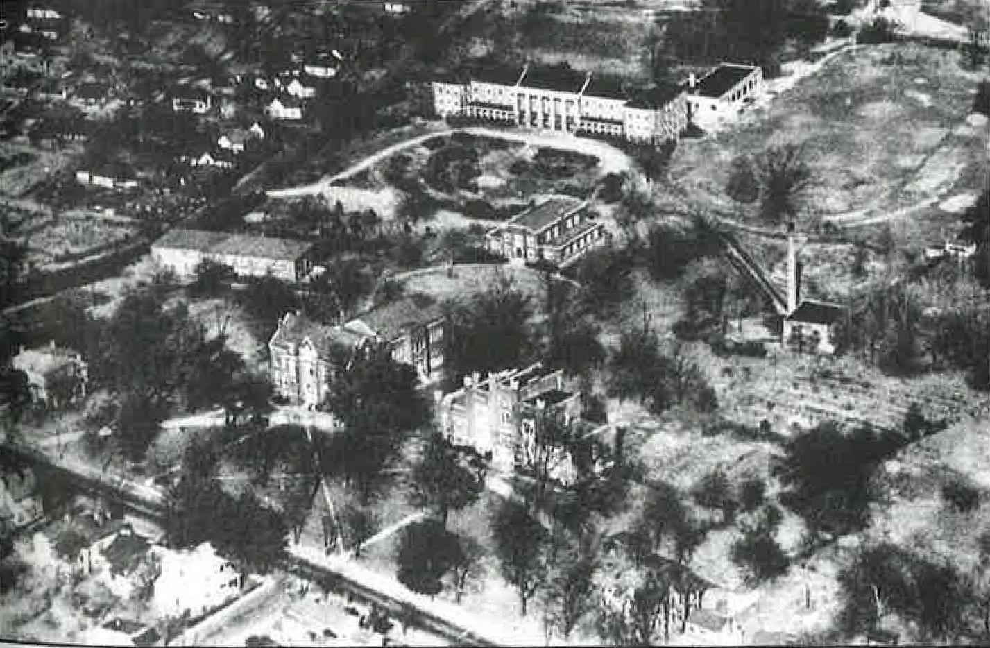 Harned大厅, 图中上部, is the only building still standing from this aerial image circa 1935.